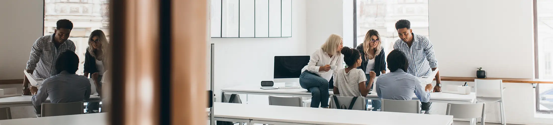 Diskutierende Studenten in einer Bibliothek