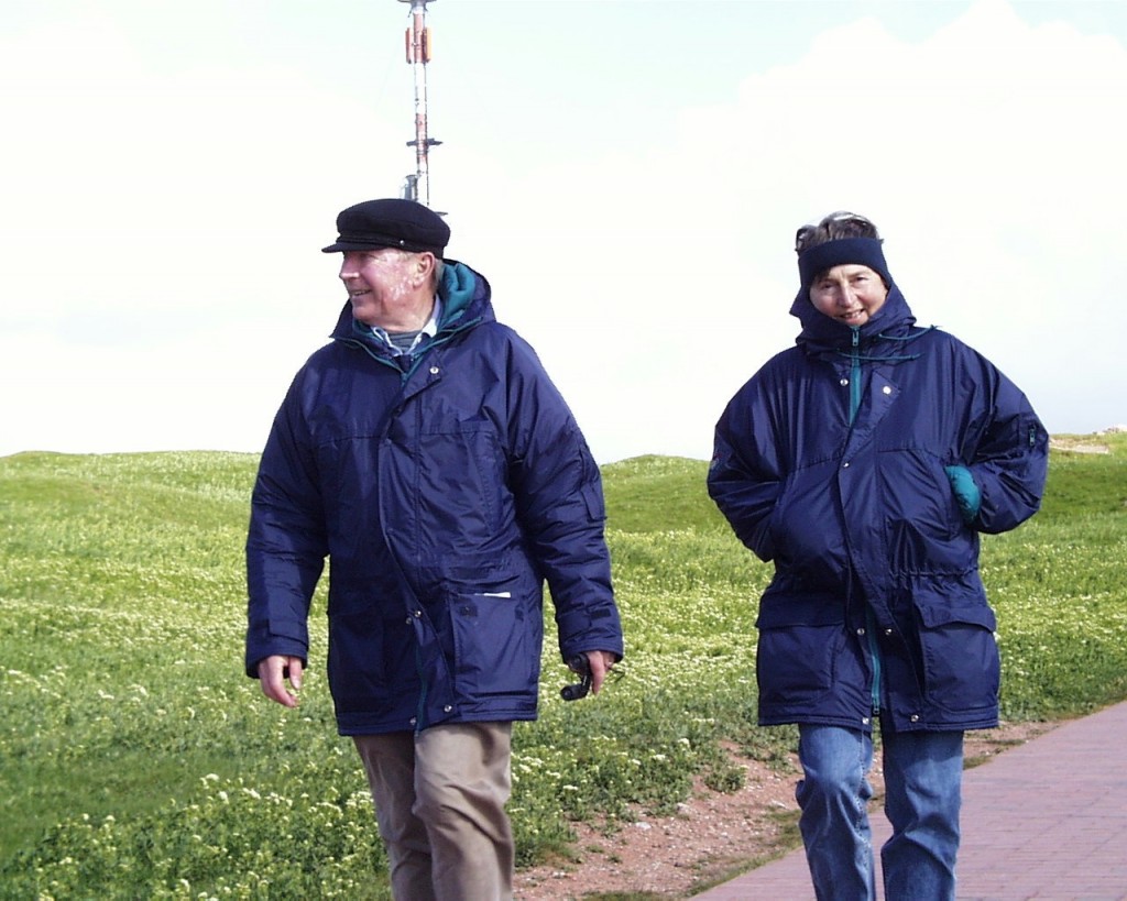 Stiftungsgründer Monika und Friedo Berninghausen beim Spaziergang über eine Wiese