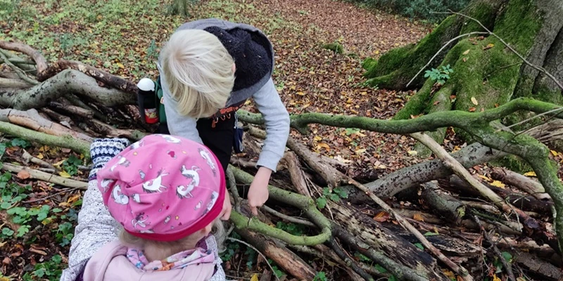 Kinder beim Errichten einer Totholzhecke